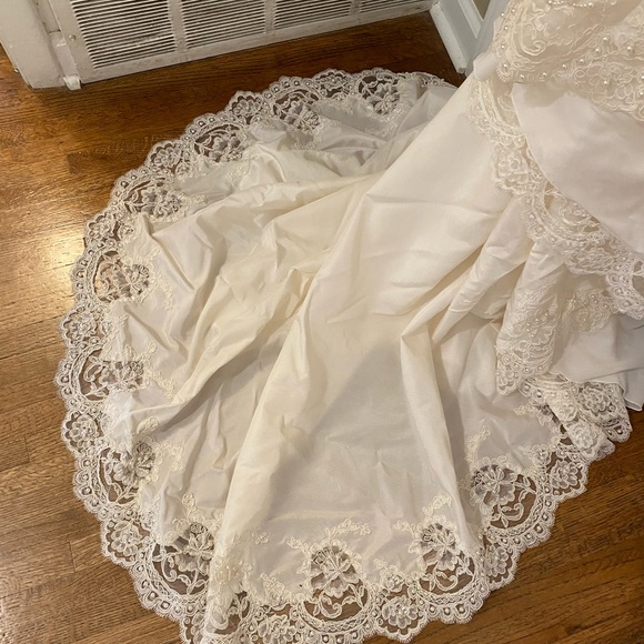 BONNY GORGEOUS SIZE 12 DETAILED WEDDING DRESS WITH GOLD BEADING ON THE FRONT - Picture 5 of 9